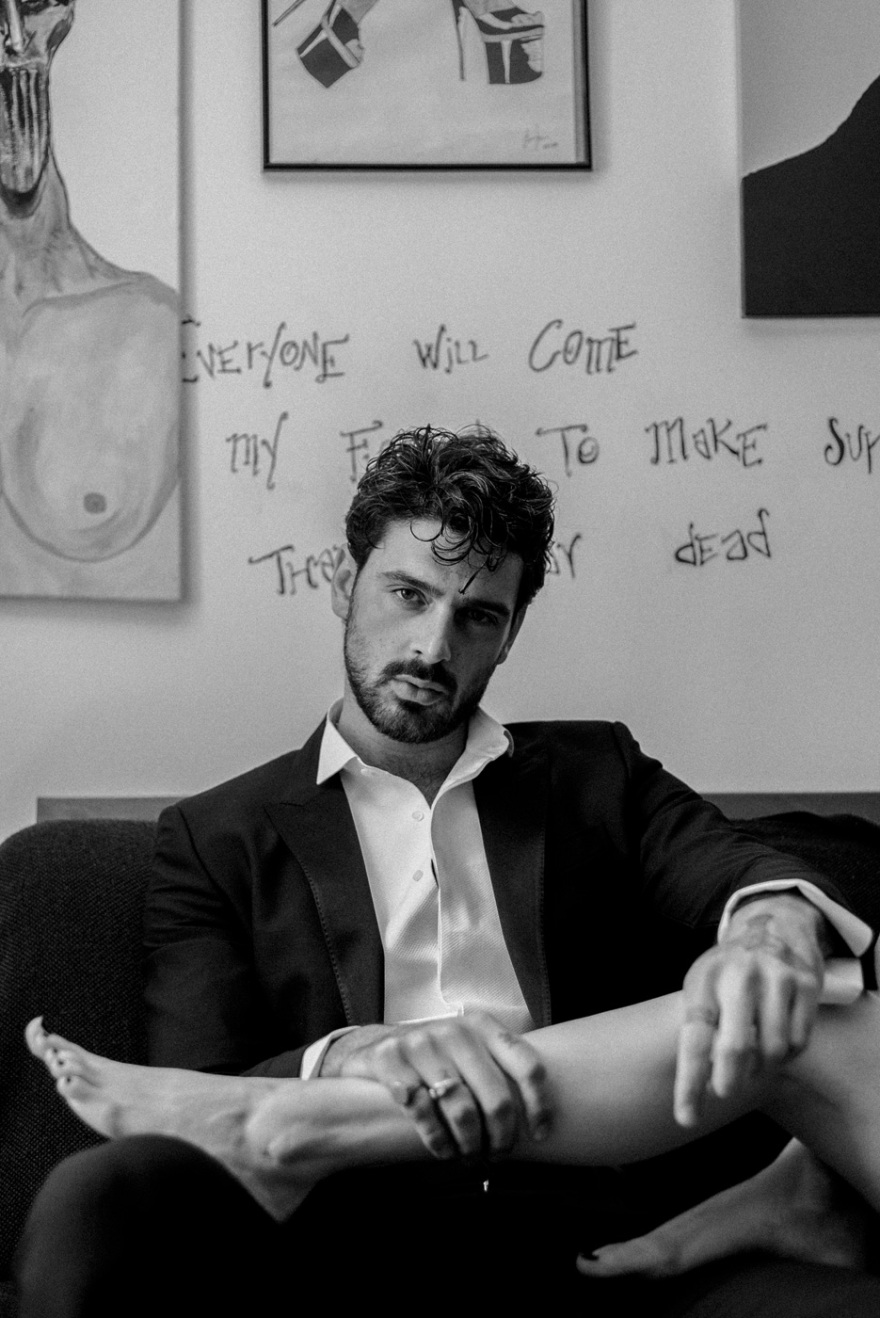 Μικέλε Μορόνε: Ο πρωταγωνιστής της πιο σέξι σειράς του Netflix είναι... πατέρας και single