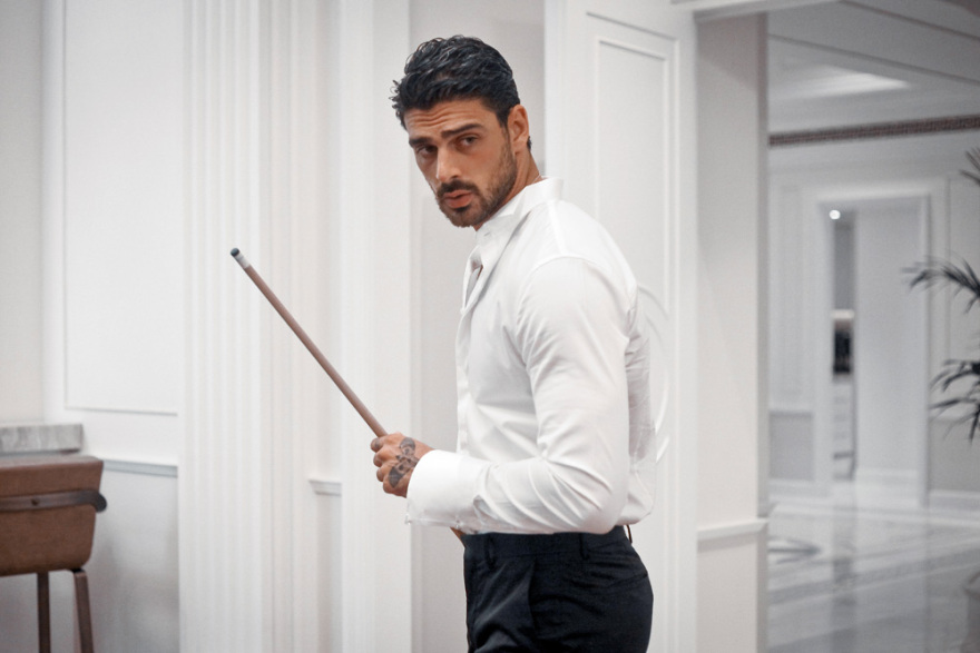 Μικέλε Μορόνε: Ο πρωταγωνιστής της πιο σέξι σειράς του Netflix είναι... πατέρας και single