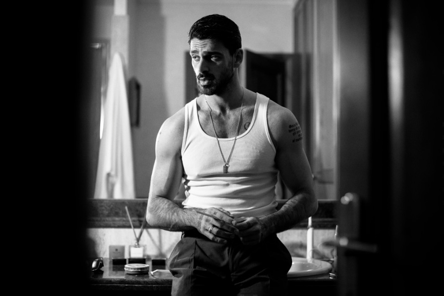 Μικέλε Μορόνε: Ο πρωταγωνιστής της πιο σέξι σειράς του Netflix είναι... πατέρας και single