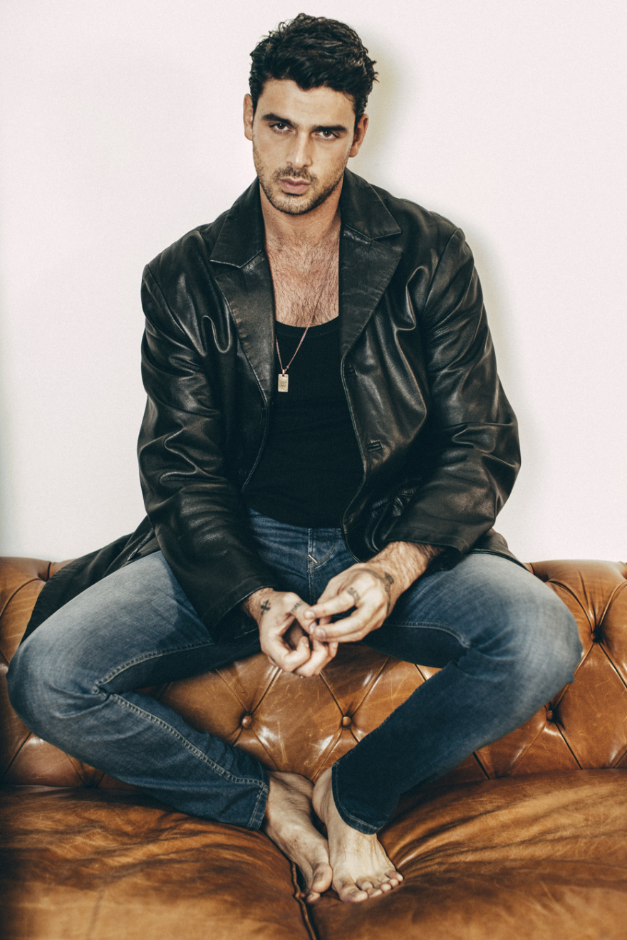 Μικέλε Μορόνε: Ο πρωταγωνιστής της πιο σέξι σειράς του Netflix είναι... πατέρας και single