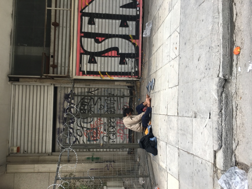 Σοκαριστικές εικόνες: Χρήση ναρκωτικών μέρα μεσημέρι στις πιάτσες της Αθήνας