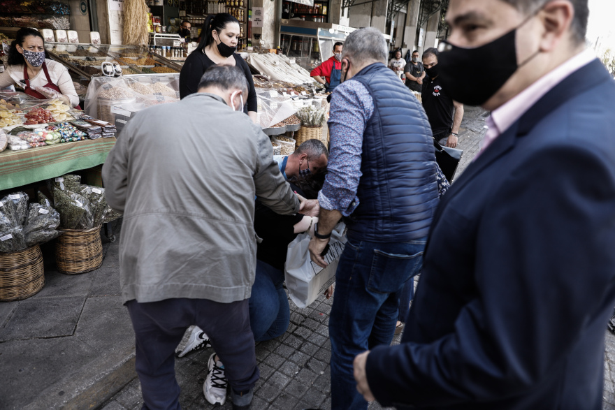 Γυναίκα στη Βαρβάκειο σωριάστηκε στο έδαφος και ο Γιώργος Πατούλης την σήκωσε