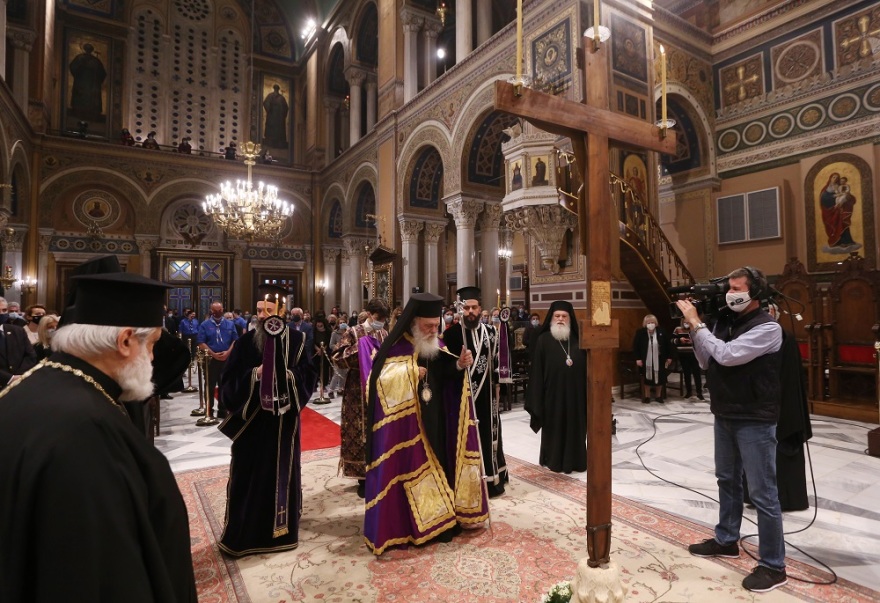 Φωτογραφίες: Σε κλίμα κατάνυξης η Ακολουθία των Αγίων Παθών στη Μητρόπολη Αθηνών