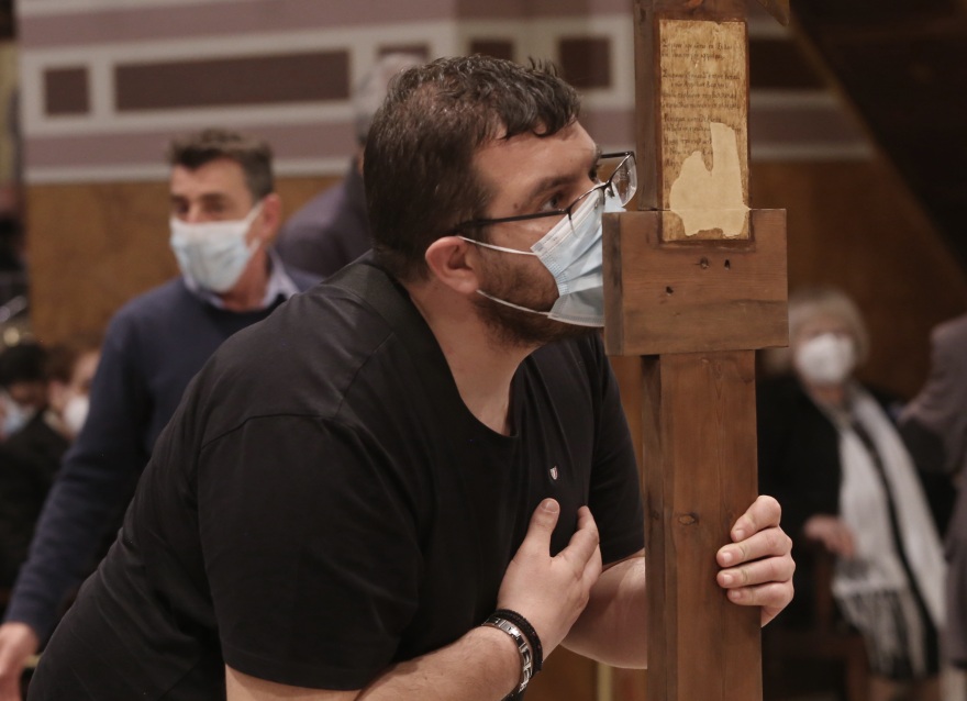 Φωτογραφίες: Σε κλίμα κατάνυξης η Ακολουθία των Αγίων Παθών στη Μητρόπολη Αθηνών