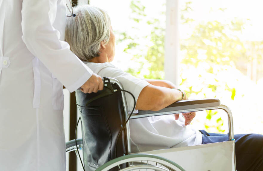 Γηροκομεία-«κολαστήρια» σε όλο τον κόσμο: Πώς μετατρέπονται σε «εταιρείες δολοφόνων» για χιλιάδες ηλικιωμένους 