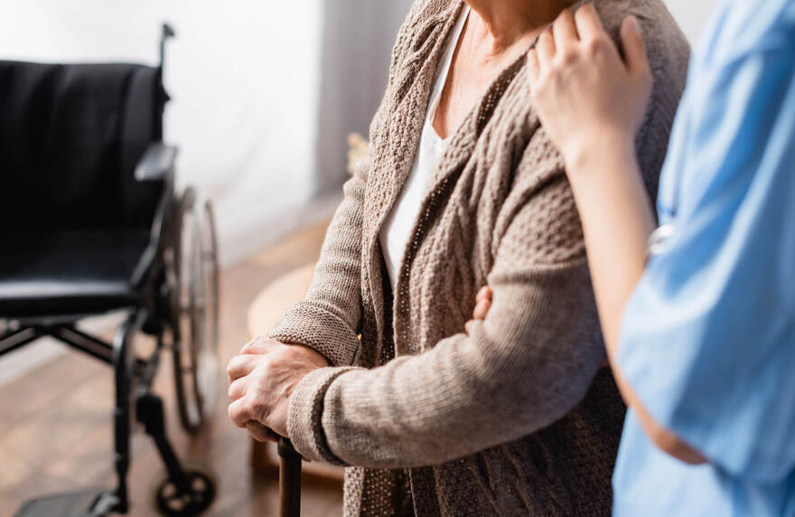 Γηροκομεία-«κολαστήρια» σε όλο τον κόσμο: Πώς μετατρέπονται σε «εταιρείες δολοφόνων» για χιλιάδες ηλικιωμένους 