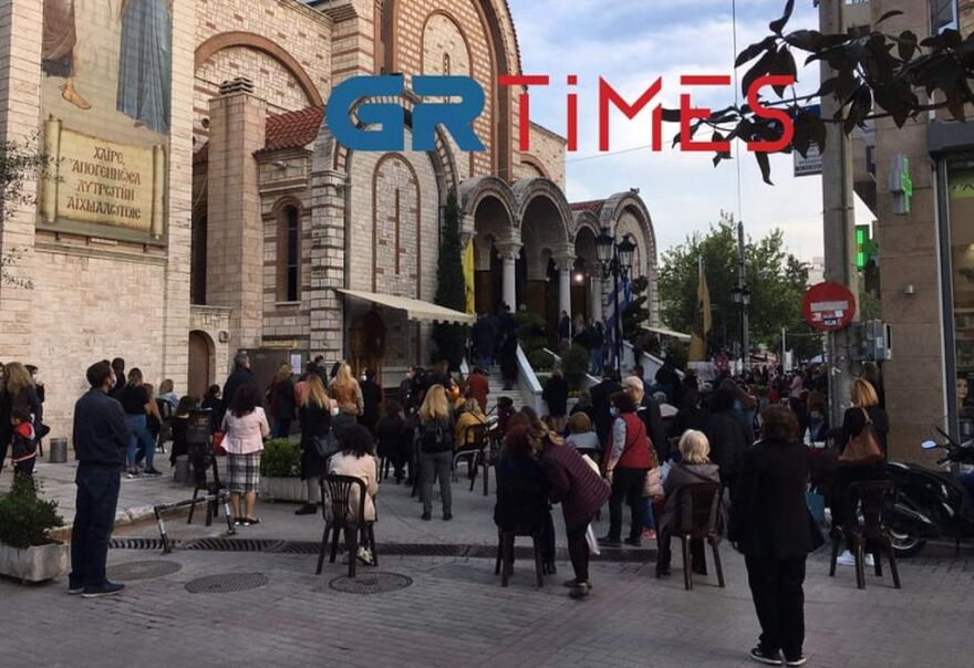 Εύοσμος: Με καρέκλες στο προαύλιο οι πιστοί για τη λειτουργία της Μεγάλης Πέμπτης