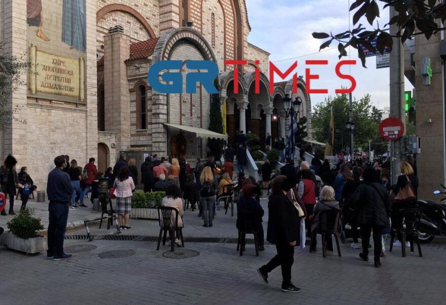 Εύοσμος: Με καρέκλες στο προαύλιο οι πιστοί για τη λειτουργία της Μεγάλης Πέμπτης