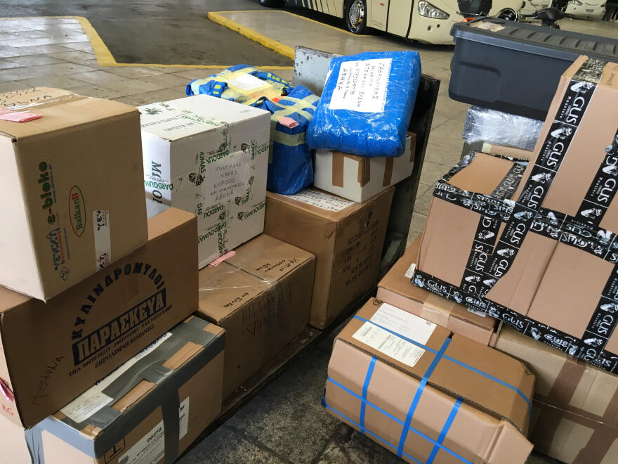 ΚΤΕΛ: Στοίβες τα δέματα με τρόφιμα από την επαρχία