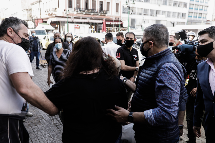 Γυναίκα στη Βαρβάκειο σωριάστηκε στο έδαφος και ο Γιώργος Πατούλης την σήκωσε