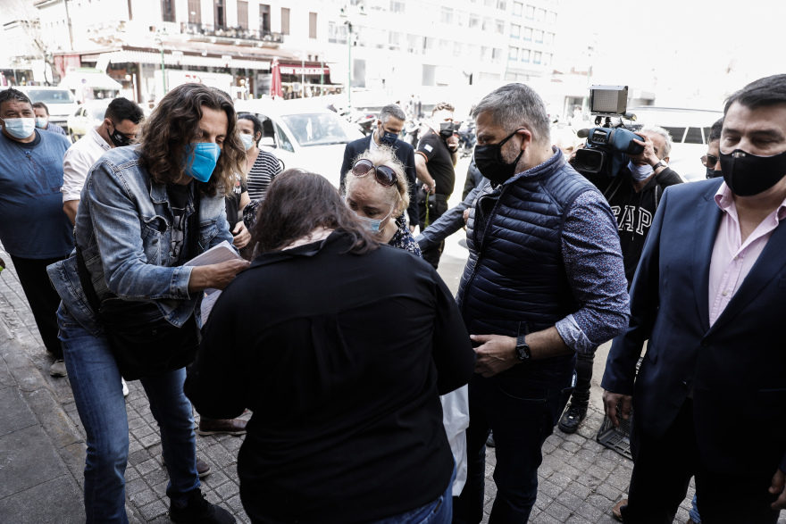 Γυναίκα στη Βαρβάκειο σωριάστηκε στο έδαφος και ο Γιώργος Πατούλης την σήκωσε