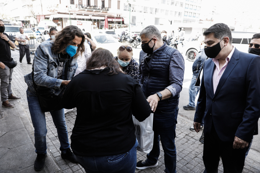 Γυναίκα στη Βαρβάκειο σωριάστηκε στο έδαφος και ο Γιώργος Πατούλης την σήκωσε