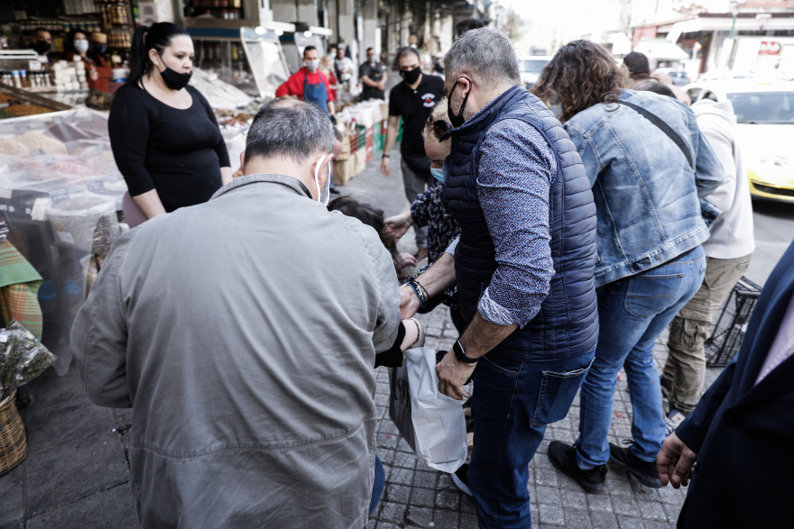 Γυναίκα στη Βαρβάκειο σωριάστηκε στο έδαφος και ο Γιώργος Πατούλης την σήκωσε