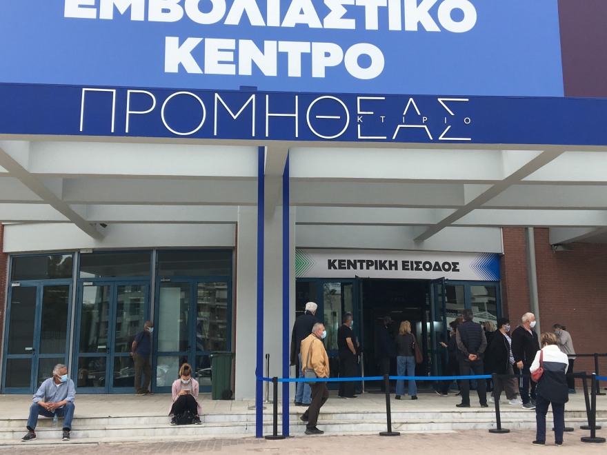 Κορωνοϊός: Σπεύδουν για το AstraZeneca οι 30-44 ετών - Στόχος 100.000 εμβόλια την ημέρα τον Μάιο