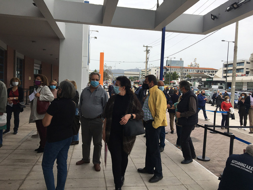 Κορωνοϊός: Μεγάλη Πέμπτη με ουρές για τα εμβόλια της «Ελευθερίας»: Δείτε εικόνες από τον «Προμηθέα» στο Μαρούσι