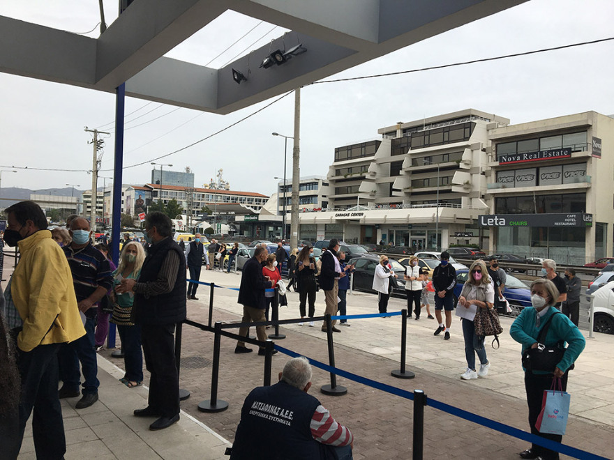 Κορωνοϊός: Μεγάλη Πέμπτη με ουρές για τα εμβόλια της «Ελευθερίας»: Δείτε εικόνες από τον «Προμηθέα» στο Μαρούσι