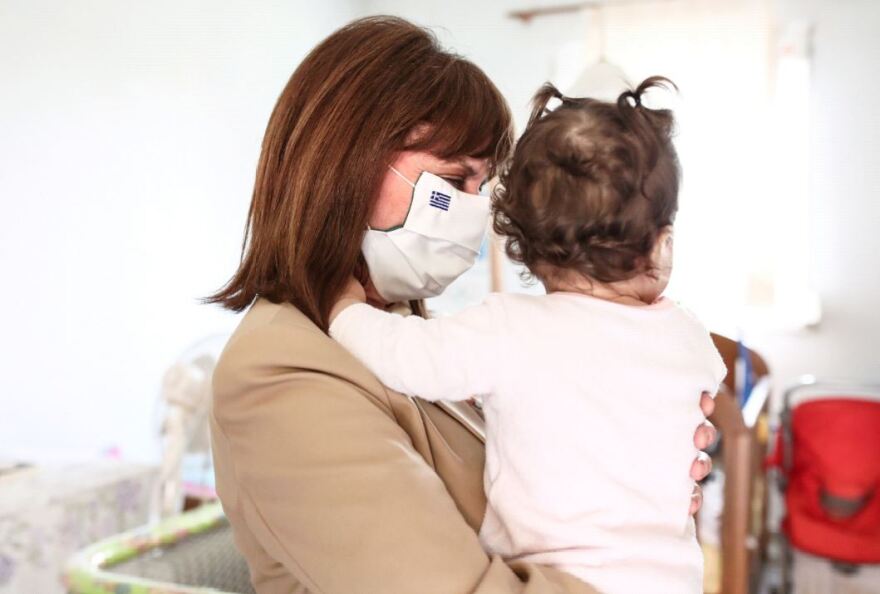 Σε ξενώνα κακοποιημένων γυναικών η Κατερίνα Σακελλαροπούλου