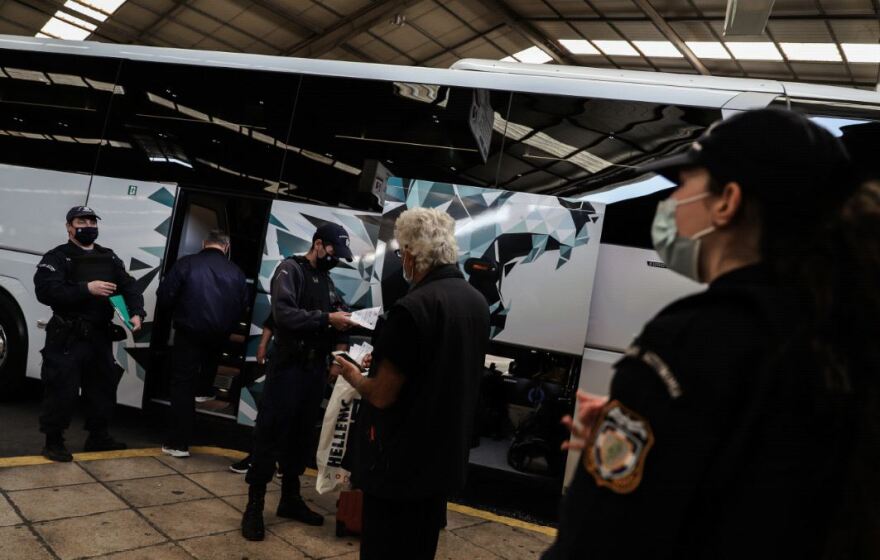 ΚΤΕΛ: Στοίβες τα δέματα με τρόφιμα από την επαρχία