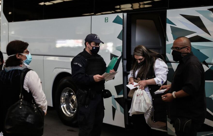 ΚΤΕΛ: Στοίβες τα δέματα με τρόφιμα από την επαρχία