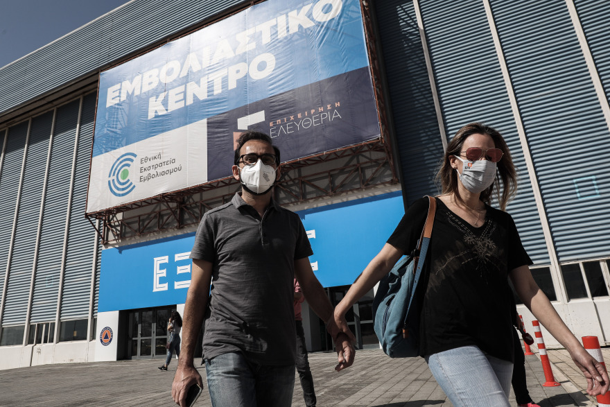 Εμβόλια για τον κορωνοϊό: Ανοίγει το πρωί η πλατφόρμα για τους 45-49 - Σπεύδουν οι νεότεροι να εμβολιαστούν 