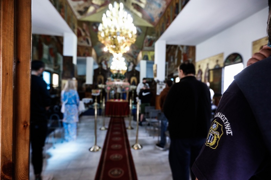 Φυλακές Κορυδαλλού: Με ιδιαίτερη κατάνυξη τελέστηκε η περιφορά του Επιτάφιου (Φωτογραφίες)