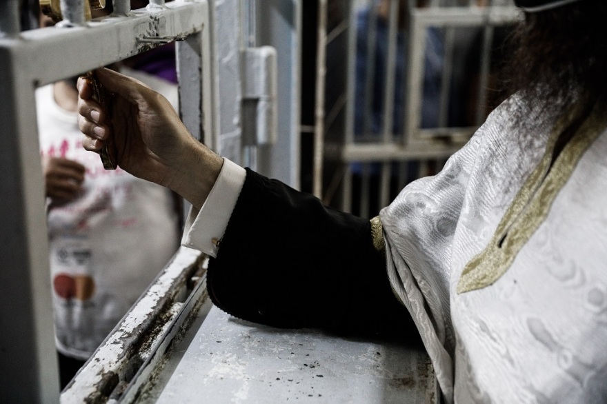 Φυλακές Κορυδαλλού: Με ιδιαίτερη κατάνυξη τελέστηκε η περιφορά του Επιτάφιου (Φωτογραφίες)