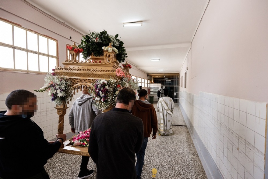 Φυλακές Κορυδαλλού: Με ιδιαίτερη κατάνυξη τελέστηκε η περιφορά του Επιτάφιου (Φωτογραφίες)