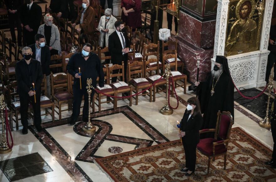 Στον Πειραιά για την ακολουθία του Επιταφίου η Πρόεδρος της Δημοκρατίας