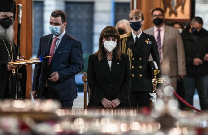 Στον Πειραιά για την ακολουθία του Επιταφίου η Πρόεδρος της Δημοκρατίας