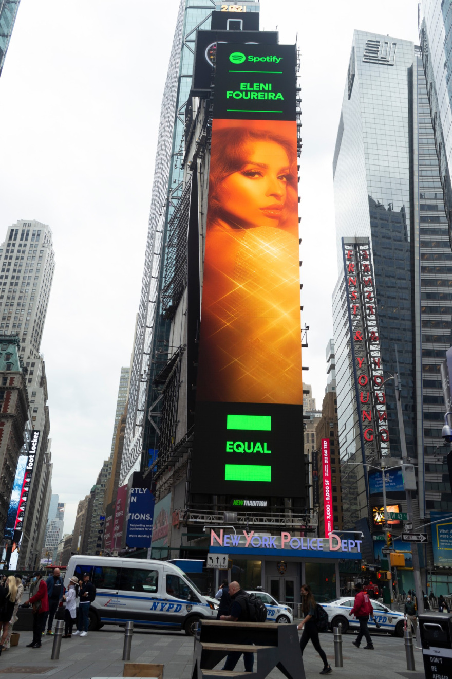 Ελένη Φουρέιρα: Σε billboard στην Times Square - Η πρωτιά που κατάφερε
