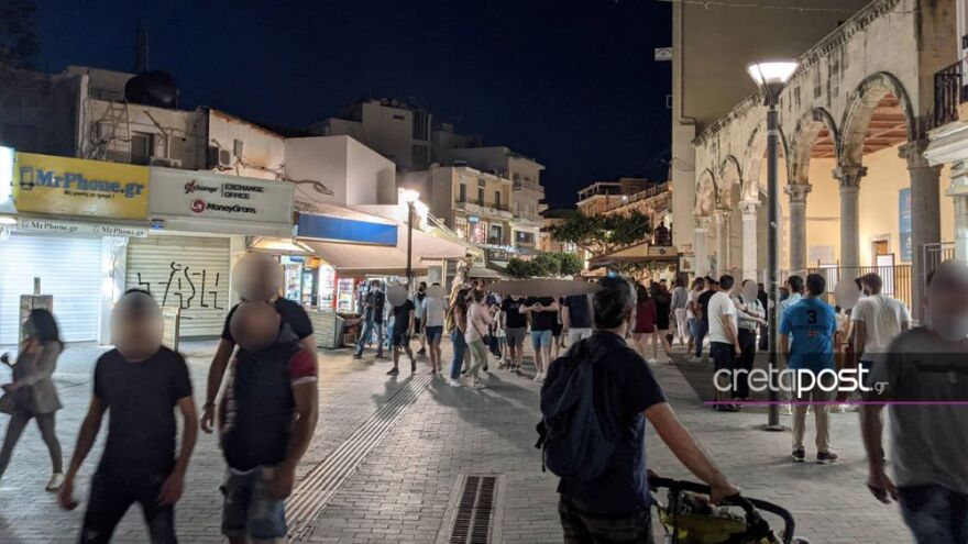 Κρήτη: Γέμισαν οι πλατείες στο Ηράκλειο – Εικόνες συνωστισμού στο κέντρο της πόλης