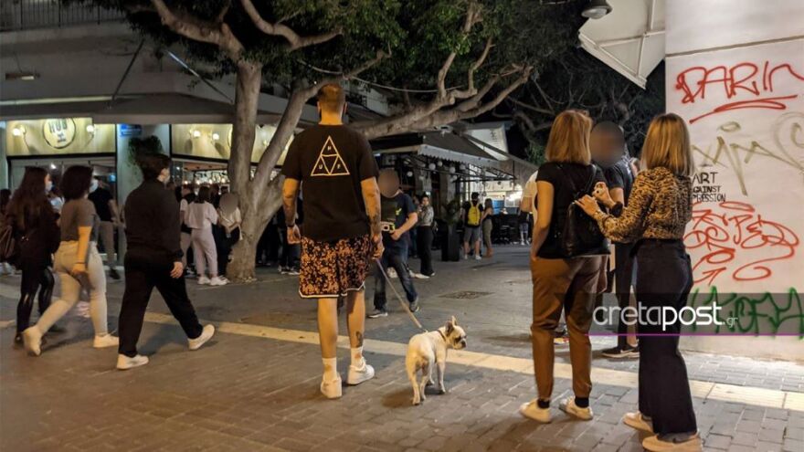 Κρήτη: Γέμισαν οι πλατείες στο Ηράκλειο – Εικόνες συνωστισμού στο κέντρο της πόλης