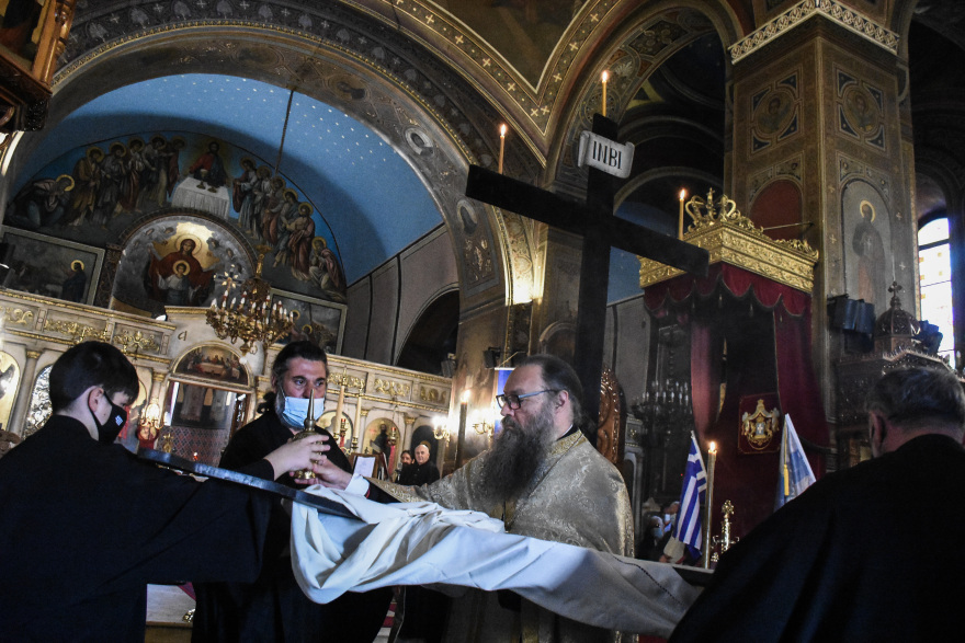 Μεγάλη Παρασκευή: Οι Μεγάλες Ώρες, η Αποκαθήλωση και ο Επιτάφιος Θρήνος - Δείτε φωτογραφίες 