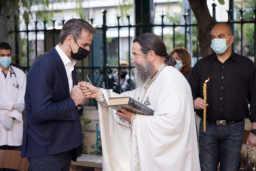 Στο παρεκκλήσι του «Ιπποκρατείου» για την Ακολουθία του Επιταφίου ο Μητσοτάκης - Δείτε βίντεο και φωτογραφίες