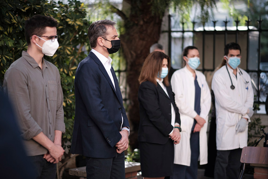 Στο παρεκκλήσι του «Ιπποκρατείου» για την Ακολουθία του Επιταφίου ο Μητσοτάκης - Δείτε βίντεο και φωτογραφίες