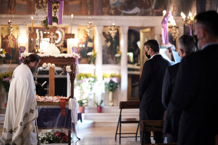 Στο παρεκκλήσι του «Ιπποκρατείου» για την Ακολουθία του Επιταφίου ο Μητσοτάκης - Δείτε βίντεο και φωτογραφίες