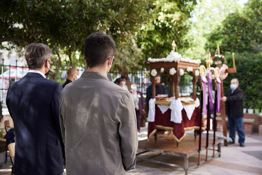 Στο παρεκκλήσι του «Ιπποκρατείου» για την Ακολουθία του Επιταφίου ο Μητσοτάκης - Δείτε βίντεο και φωτογραφίες