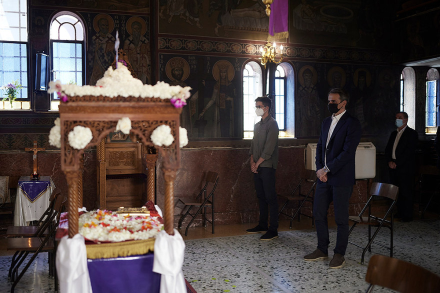 Στο παρεκκλήσι του «Ιπποκρατείου» για την Ακολουθία του Επιταφίου ο Μητσοτάκης - Δείτε βίντεο και φωτογραφίες