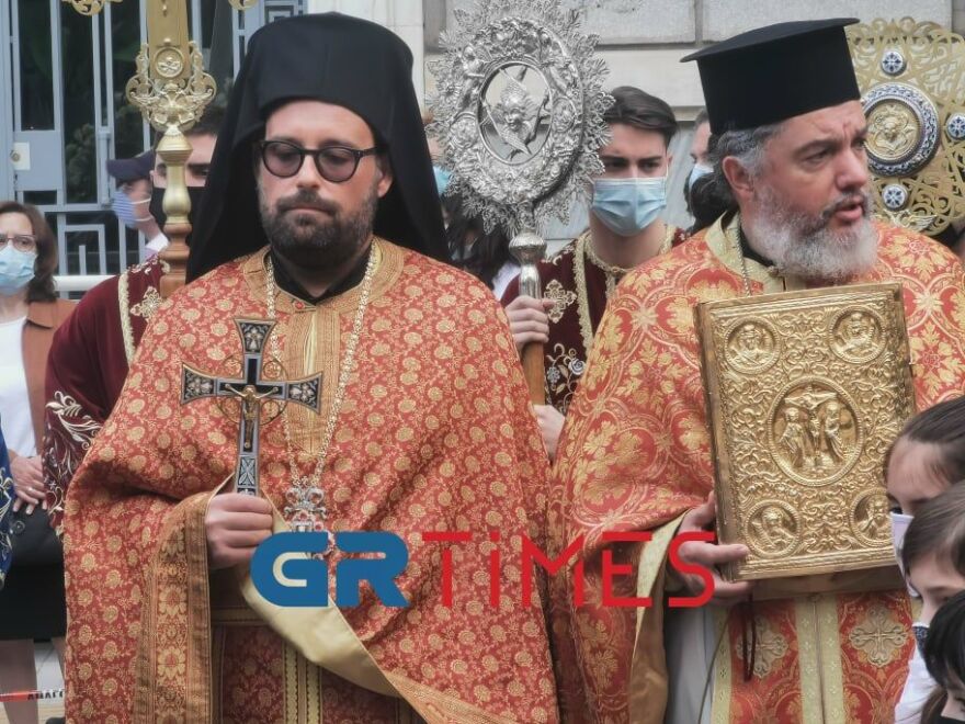 Θεσσαλονίκη: Πέντε λεπτά κράτησε η περιφορά του Επιταφίου στον Ναό Αγίου Μηνά – Δείτε φωτογραφίες