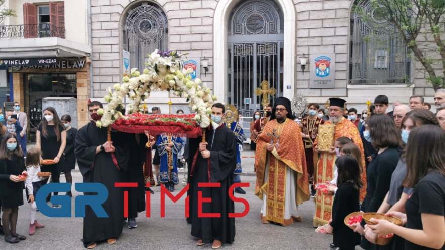 Θεσσαλονίκη: Πέντε λεπτά κράτησε η περιφορά του Επιταφίου στον Ναό Αγίου Μηνά – Δείτε φωτογραφίες