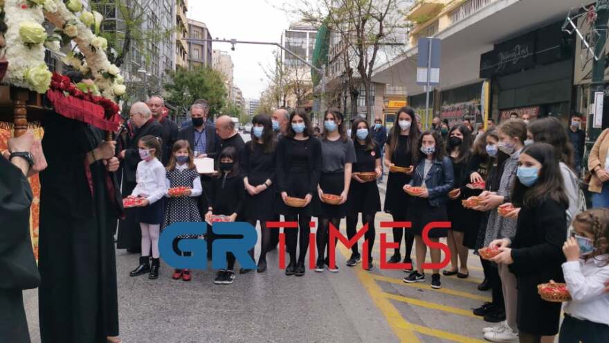 Θεσσαλονίκη: Πέντε λεπτά κράτησε η περιφορά του Επιταφίου στον Ναό Αγίου Μηνά – Δείτε φωτογραφίες