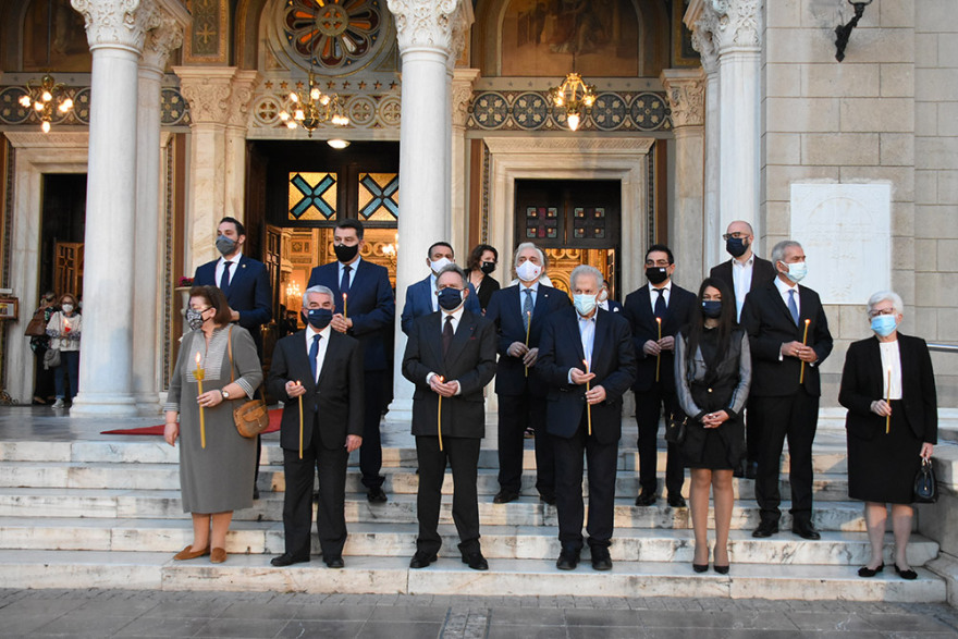 Μεγάλη Παρασκευή: Με κεράκια και μάσκες οι πιστοί στην ακολουθία του Επιταφίου