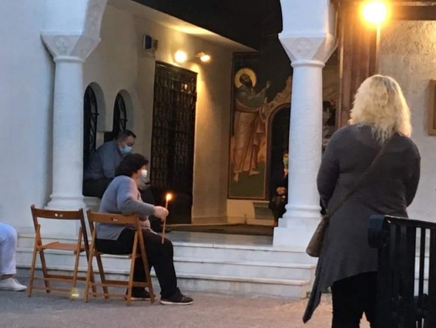 Μεγάλη Παρασκευή: Με κεράκια και μάσκες οι πιστοί στην ακολουθία του Επιταφίου