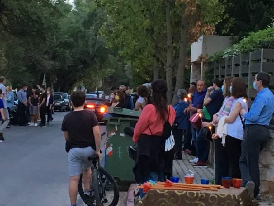 Μεγάλη Παρασκευή: Με κεράκια και μάσκες οι πιστοί στην ακολουθία του Επιταφίου