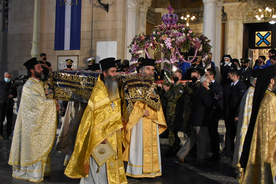 Μεγάλη Παρασκευή: Με κεράκια και μάσκες οι πιστοί στην ακολουθία του Επιταφίου