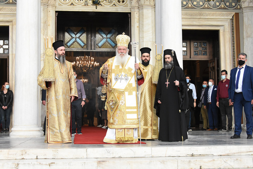 Μεγάλη Παρασκευή: Με κεράκια και μάσκες οι πιστοί στην ακολουθία του Επιταφίου