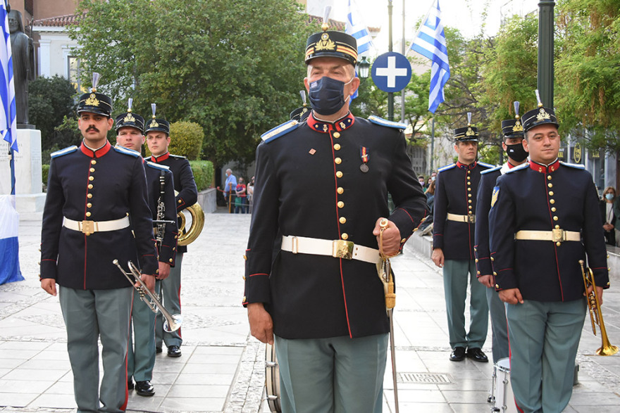 Μεγάλη Παρασκευή: Με κεράκια και μάσκες οι πιστοί στην ακολουθία του Επιταφίου