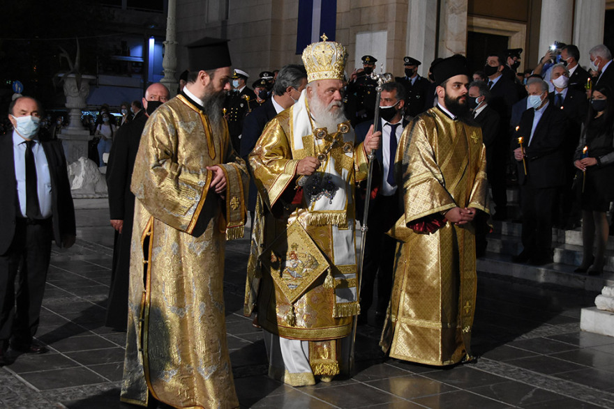 Μεγάλη Παρασκευή: Με κεράκια και μάσκες οι πιστοί στην ακολουθία του Επιταφίου