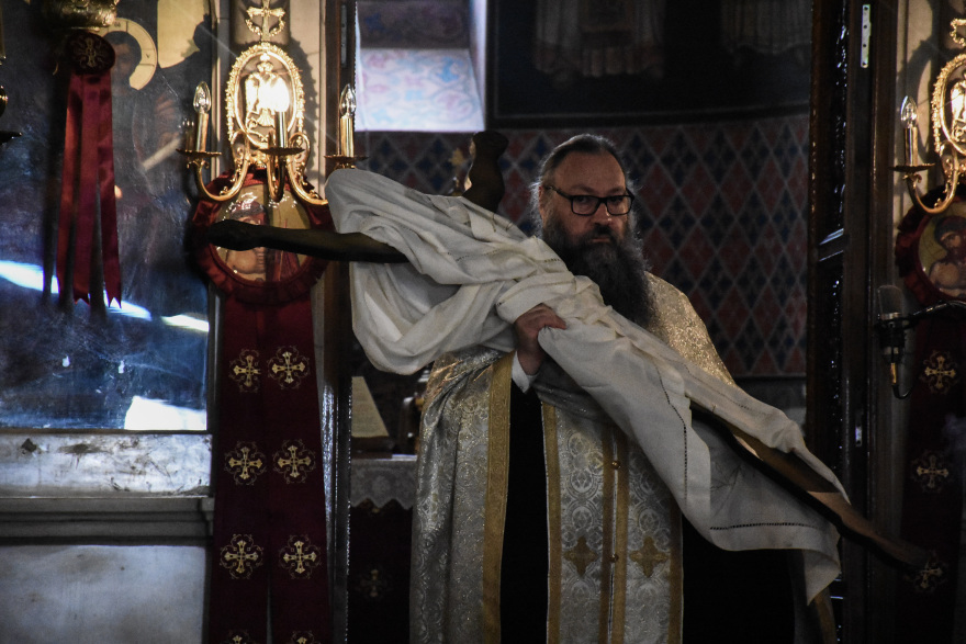 Μεγάλη Παρασκευή: Οι Μεγάλες Ώρες, η Αποκαθήλωση και ο Επιτάφιος Θρήνος - Δείτε φωτογραφίες 