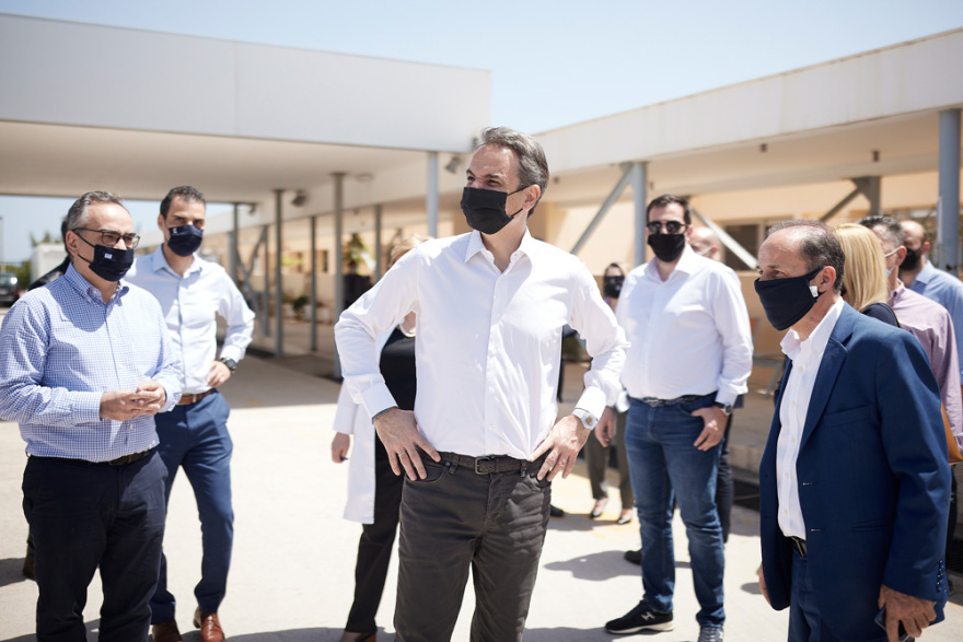 Μητσοτάκης: Το αρνί την Κυριακή με λίγους και καλούς